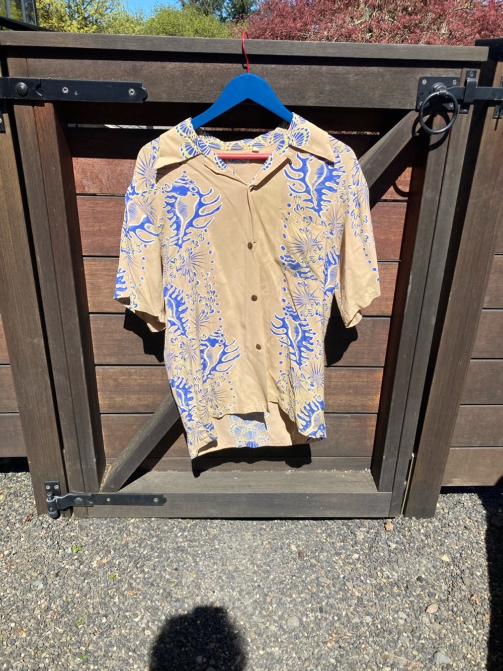 Sun Surf Mens Hawaiian shirt. “Shells” Size large. Very small rip in the collar.